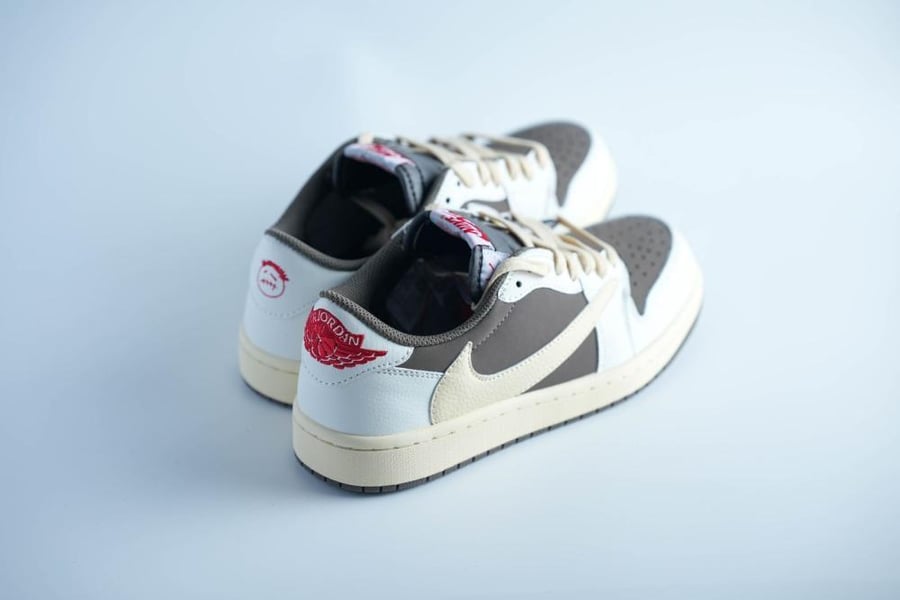 حذاء Jordan Low بتوليفة بني وأوف وايت وشعار أحمر جذاب