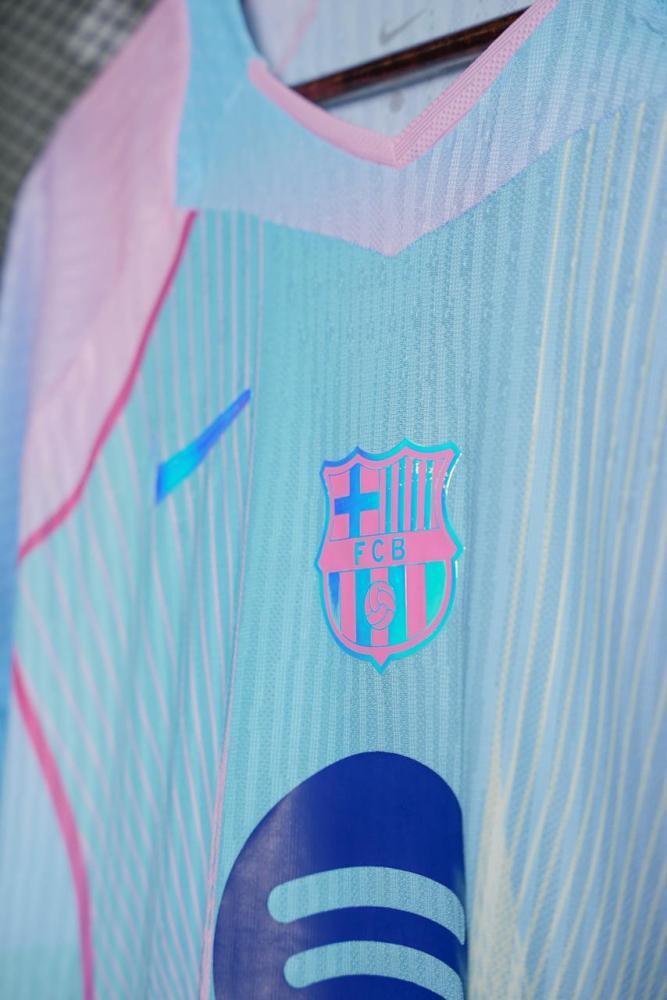 تيشيرت برشلونة الاحتياطي بألوان الباستيل نايك متجر كوتشي كنج