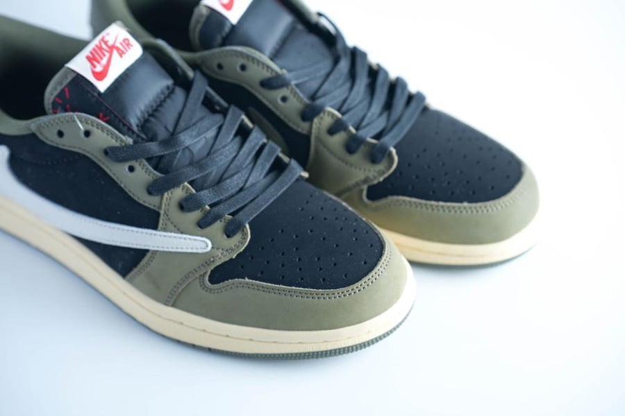 حذاء Jordan 1 Low بدرجات زيتية ناعمة بتصميم فني عصري