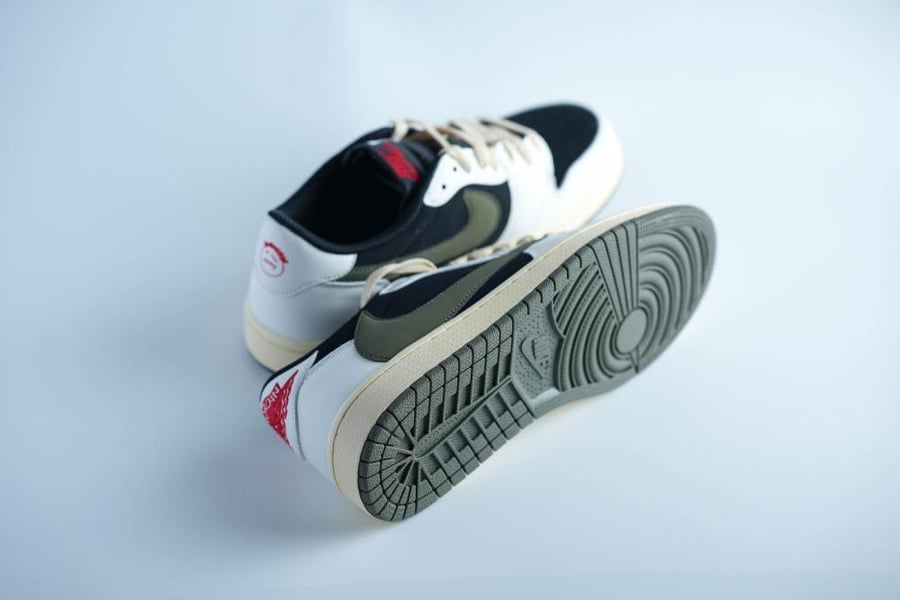 حذاء Nike Air Jordan Low بتصميم ترافيس سكوت المقلوب وألوان كلاسيكية