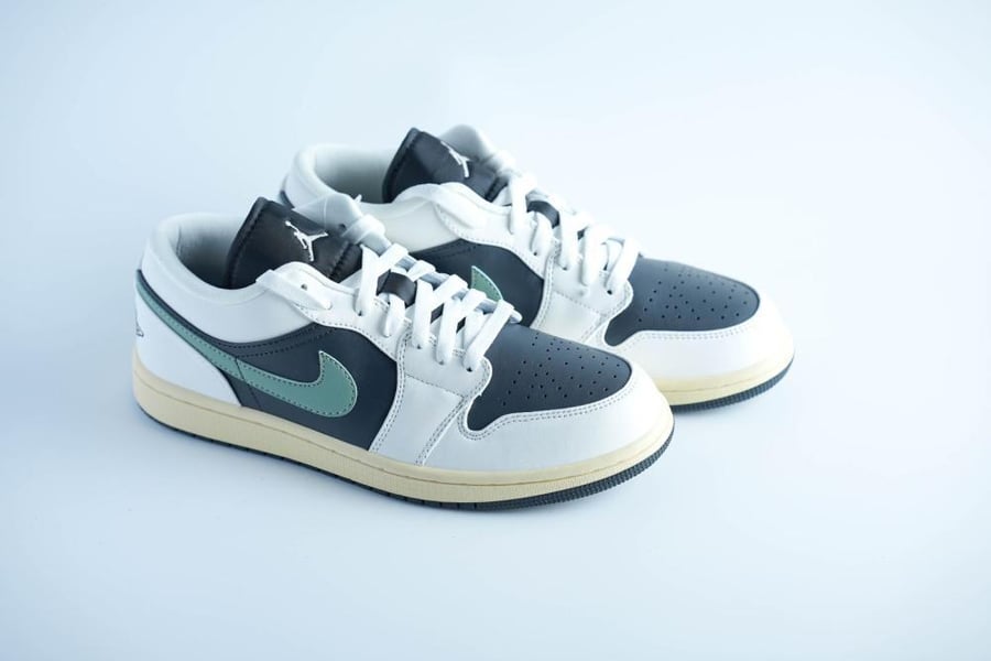 حذاء Jordan Low بتصميم أبيض وأسود وسوش أخضر هادئ