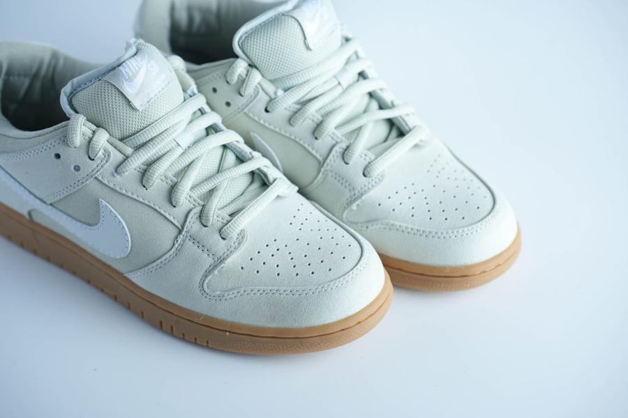 حذاء Nike SB Dunk أبيض عاجي بنعل جملي خفيف ومريح