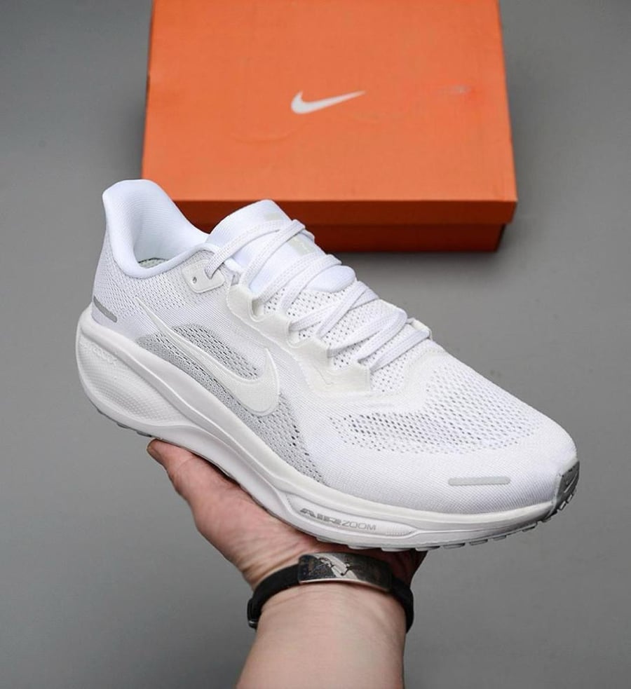 حذاء رياضي رجالي لون أبيض نايك Air Zoom