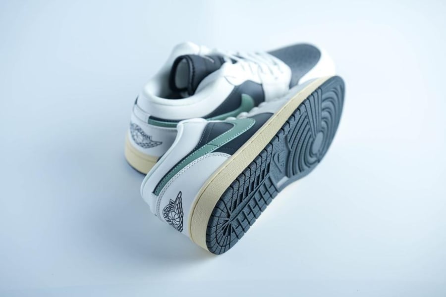 حذاء Jordan Low بتصميم أبيض وأسود وسوش أخضر هادئ