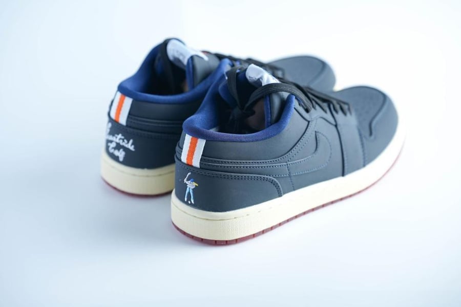 حذاء Jordan 1 Low كحلي بخامة فخمة ولمسة تراثية
