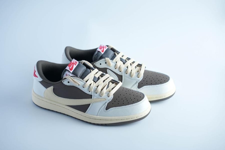 حذاء Jordan Low بتوليفة بني وأوف وايت وشعار أحمر جذاب