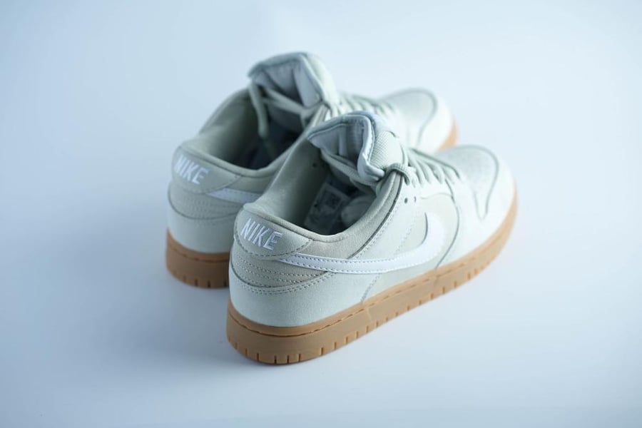 حذاء Nike SB Dunk أبيض عاجي بنعل جملي خفيف ومريح