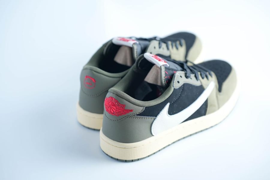 حذاء Jordan 1 Low بدرجات زيتية ناعمة بتصميم فني عصري