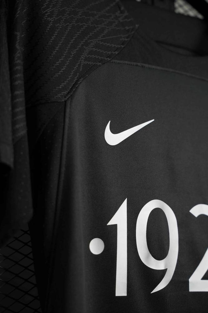 تيشيرت الاتحاد السعودي 1927 الأسود 2025 | متجر كوتشي كنج