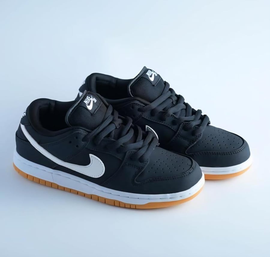 حذاء Nike SB Dunk أسود بنعل برتقالي وسوش أبيض بارز