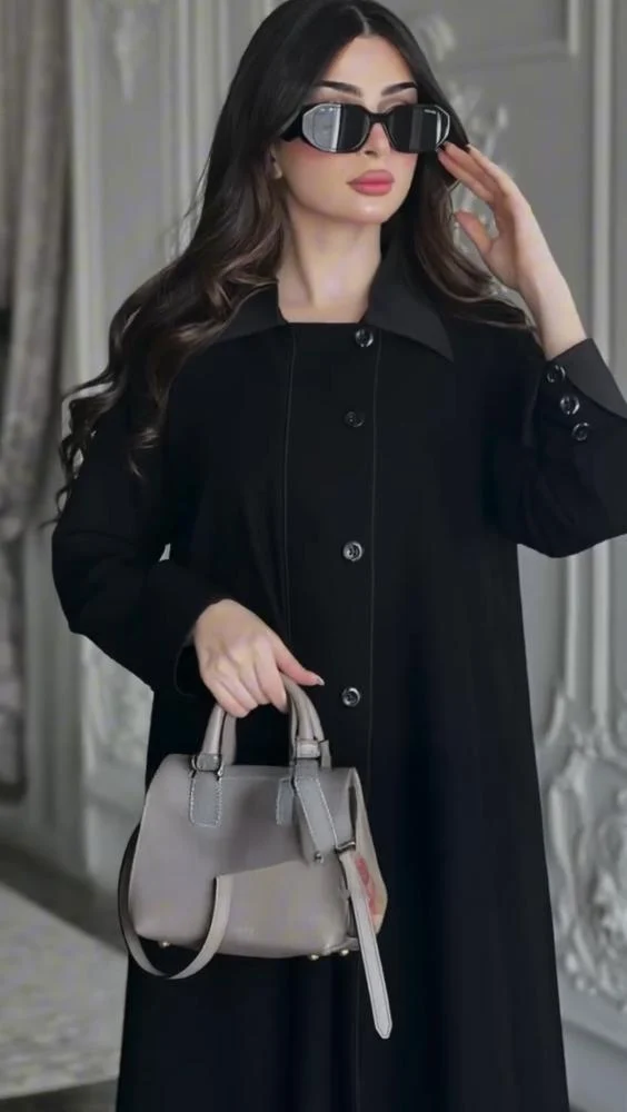 عبايات سوداء بأزرار