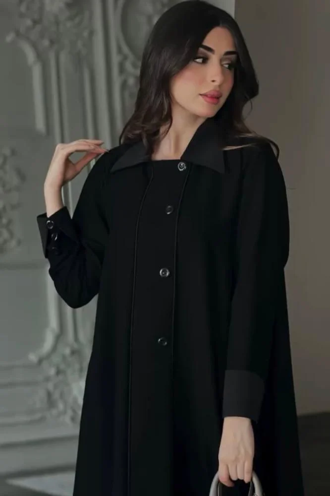 عبايات سوداء بأزرار