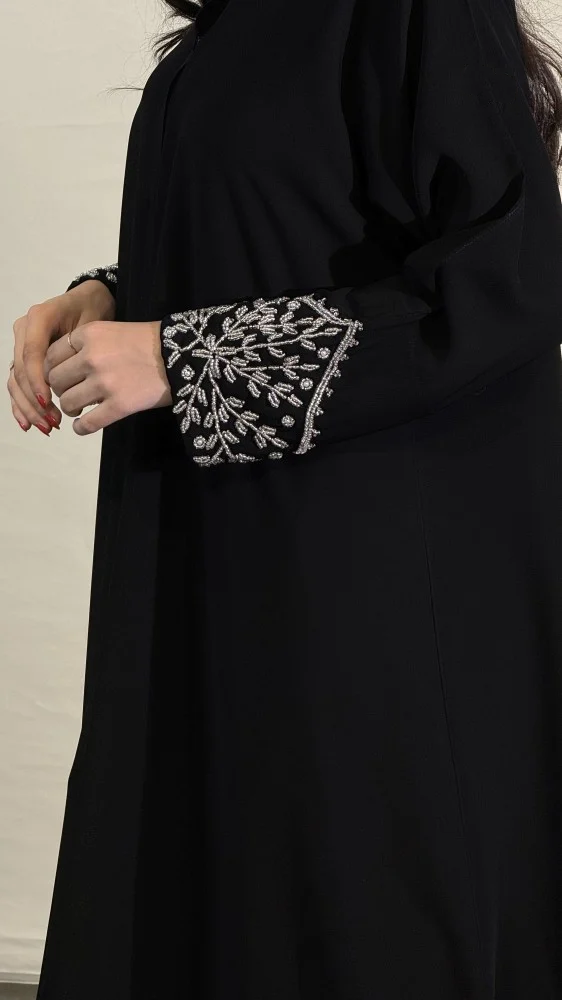 عباية كريب ملكي بتطريز علي الاكمام بلمسه من التميز والجمال