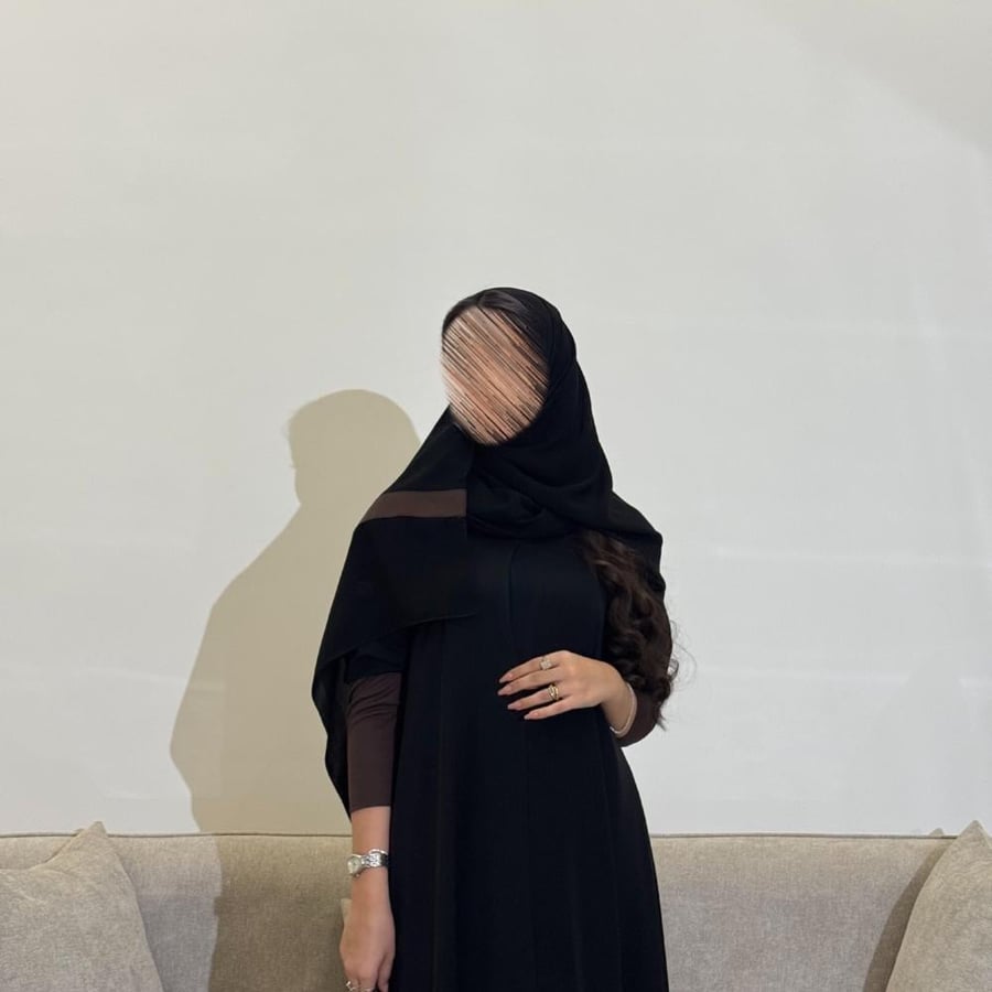 عباية بني بتصميم واسع وتفاصيل راقية عند الأكمام