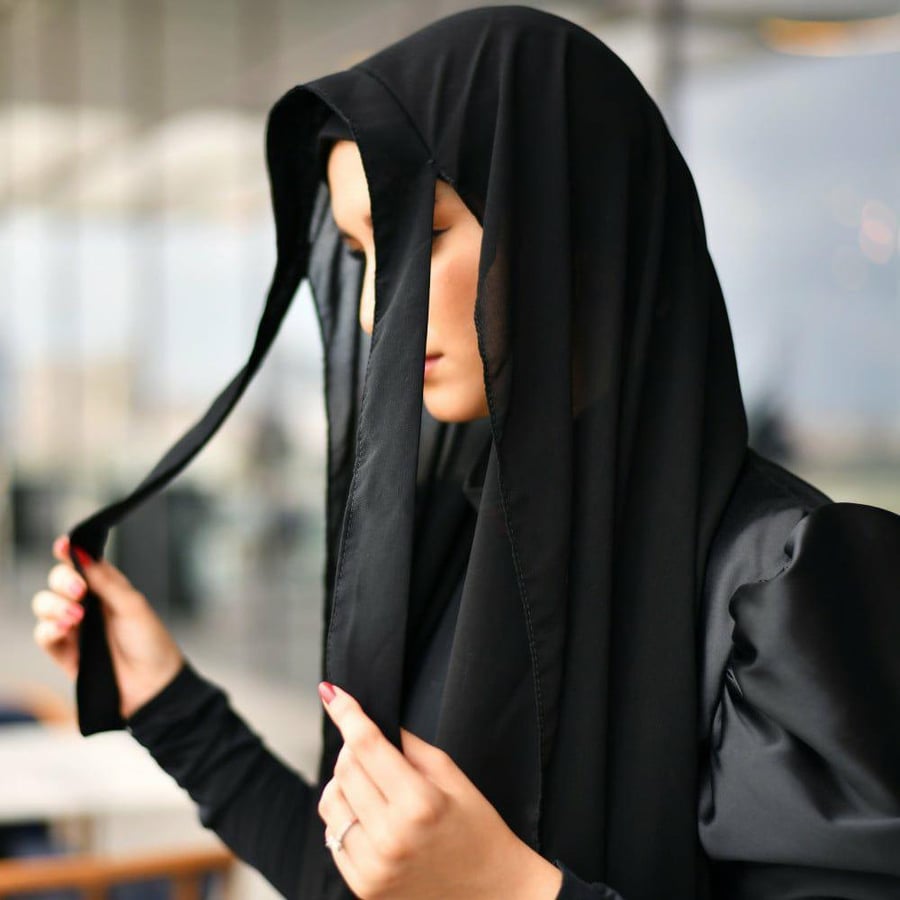 طرحة ربط مصنوعة من أقمشة ناعمة وخفيفة على البشرة