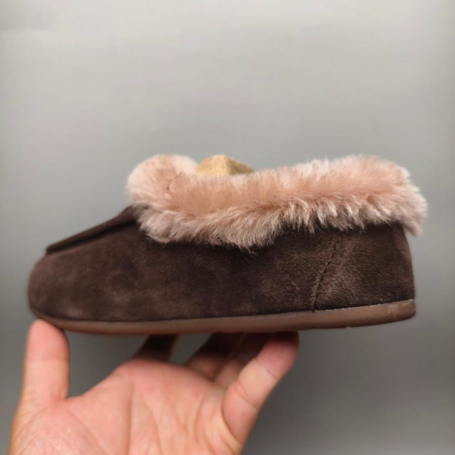 سليبر UGG شتوي باللون البني الغامق