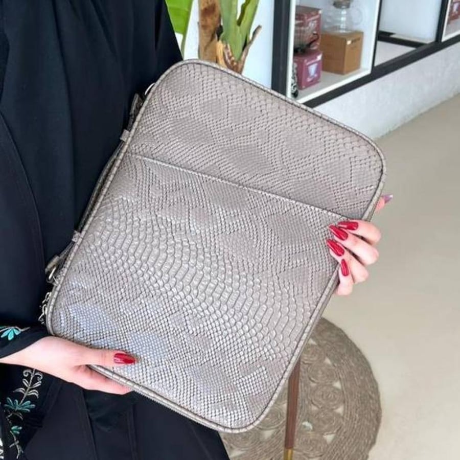 شنطة لابتوب جلد ثعبان بيج