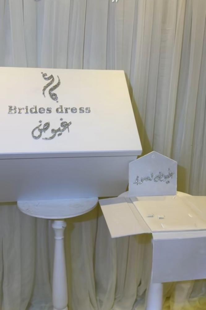 بوكس فستان شامل بوكس العقد بكتابة الكرستال