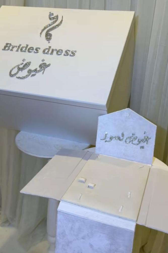 بوكس فستان شامل بوكس العقد بكتابة الكرستال