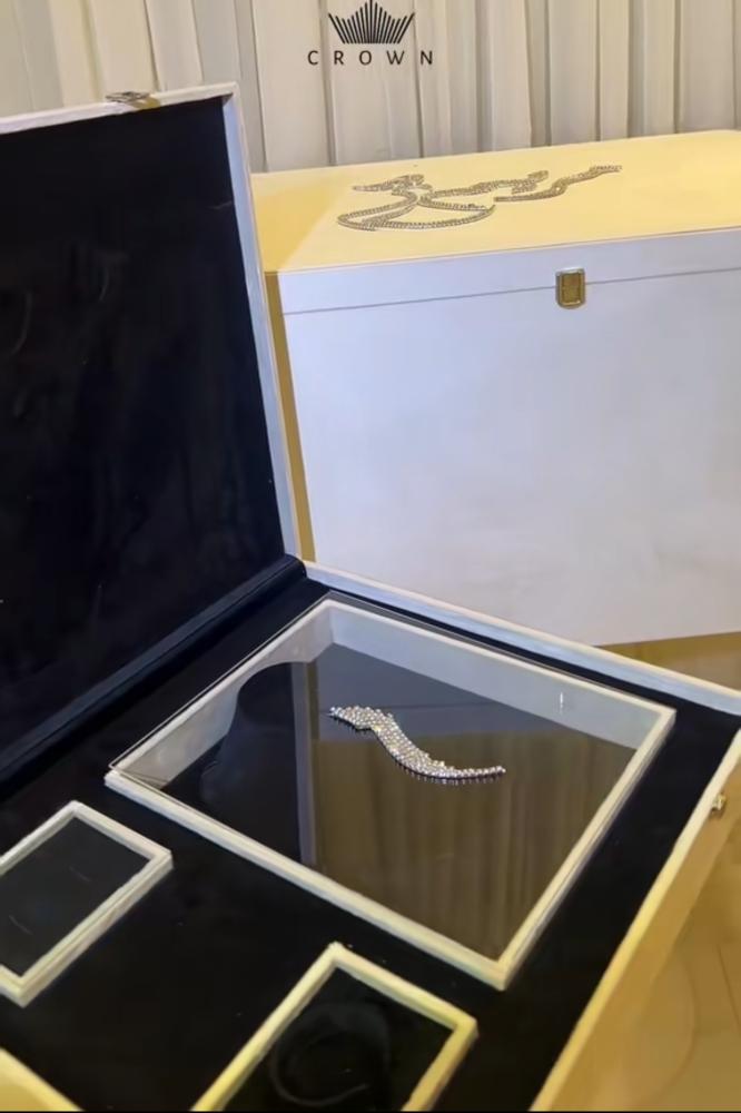 بوكس عقد مخمل يشمل منظم الدبل والساعه حسب الاختيار
