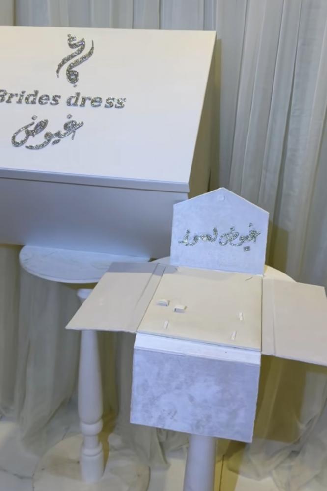 بوكس فستان شامل بوكس العقد بكتابة الكرستال