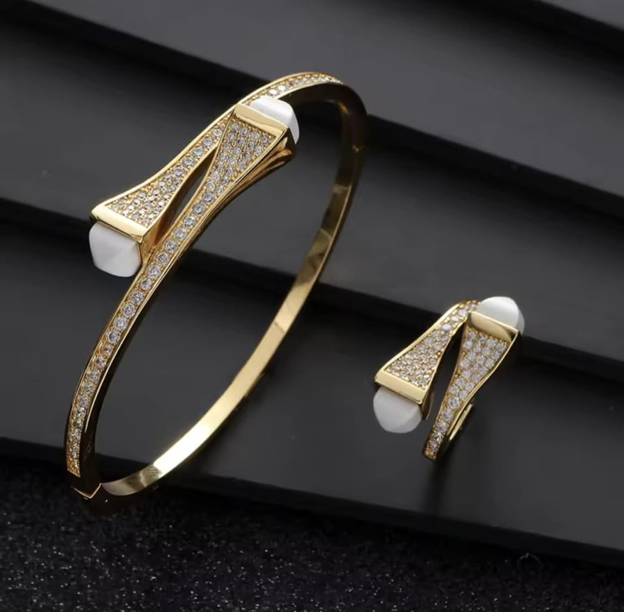 سوار مع خاتم مميزة بتصميم  مستوحى من ماركة مارلي مطلية ذهب عيار ١٨ مرصعة بالزركون.                 MB-257