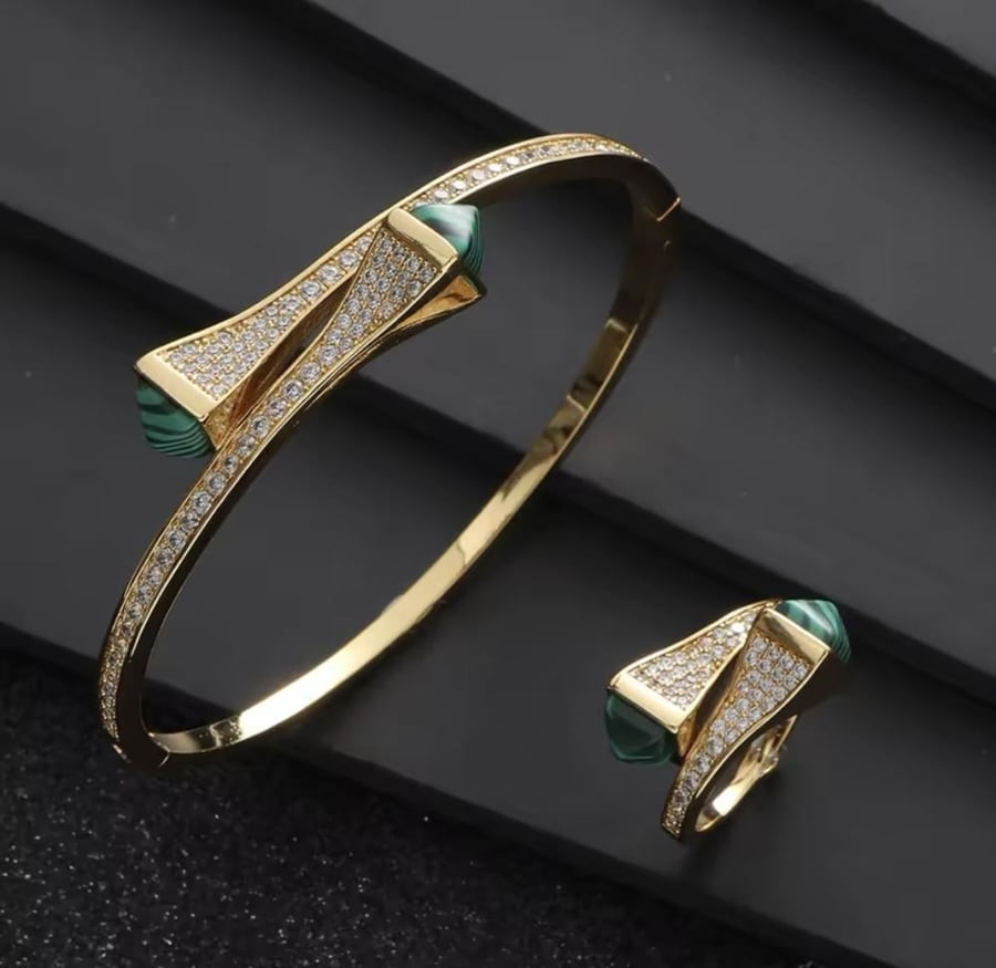 سوار مع خاتم مميزة بتصميم  مستوحى من ماركة مارلي مطلية ذهب عيار ١٨ مرصعة بالزركون.                 MB-257