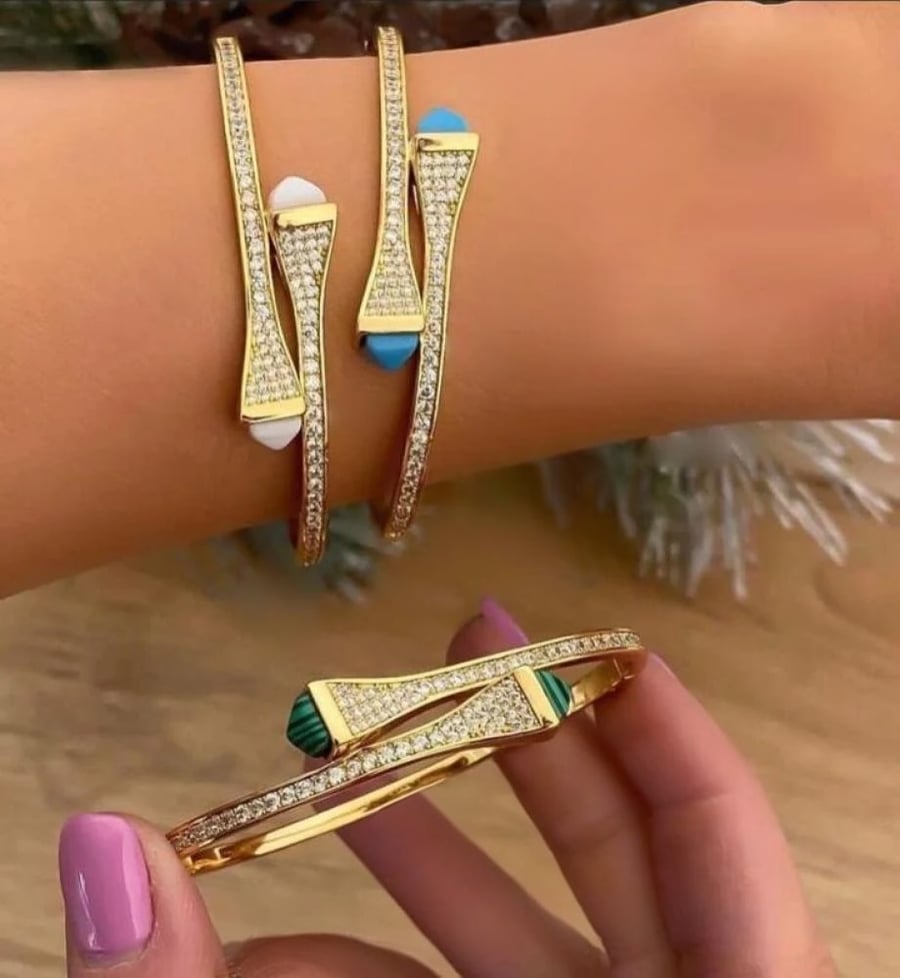 سوار مع خاتم مميزة بتصميم  مستوحى من ماركة مارلي مطلية ذهب عيار ١٨ مرصعة بالزركون.                 MB-257
