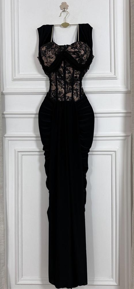 فستان سهرة بتصميم أنثوي