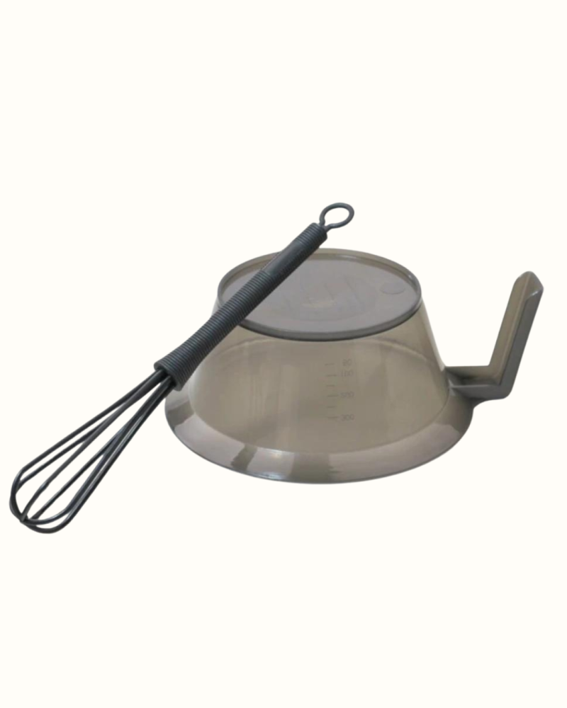 وعاء لخلطات الشعر مع خفاقه