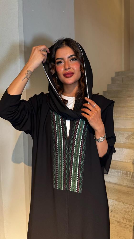 كريب اسود مع قطعه مطرزه بالخيوط