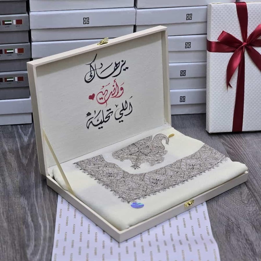 تفاصيل التطريز اليدوي على شماغ كشميري رجالي شتوي