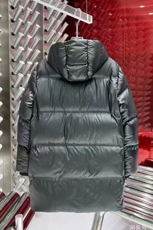 جاكيت من ماركة برادا