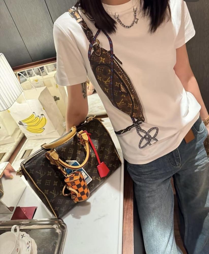تيشيرت من ماركة لوي فيتون