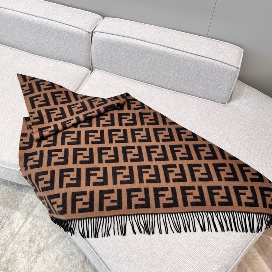 طقم سكارف فندي 130*185 و ايس كاب