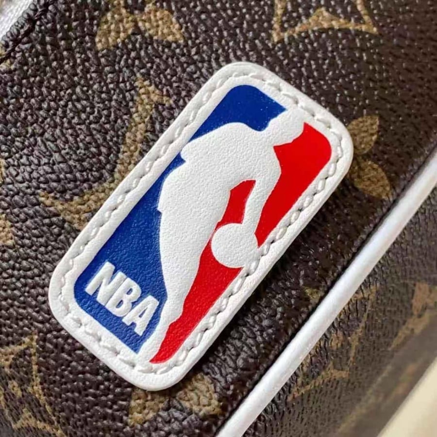 شنطة يد بشعار NBA