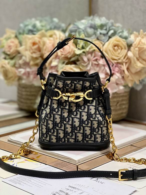 حقيبة نسائية من ماركة ديور