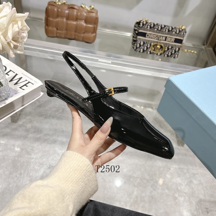 هيلز من ماركة برادا