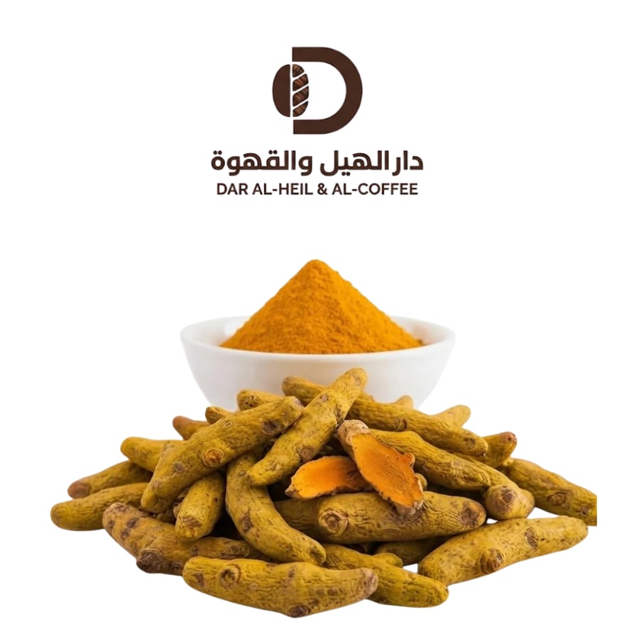 كركم مطحون في وعاء مع جذور كركم طازجة