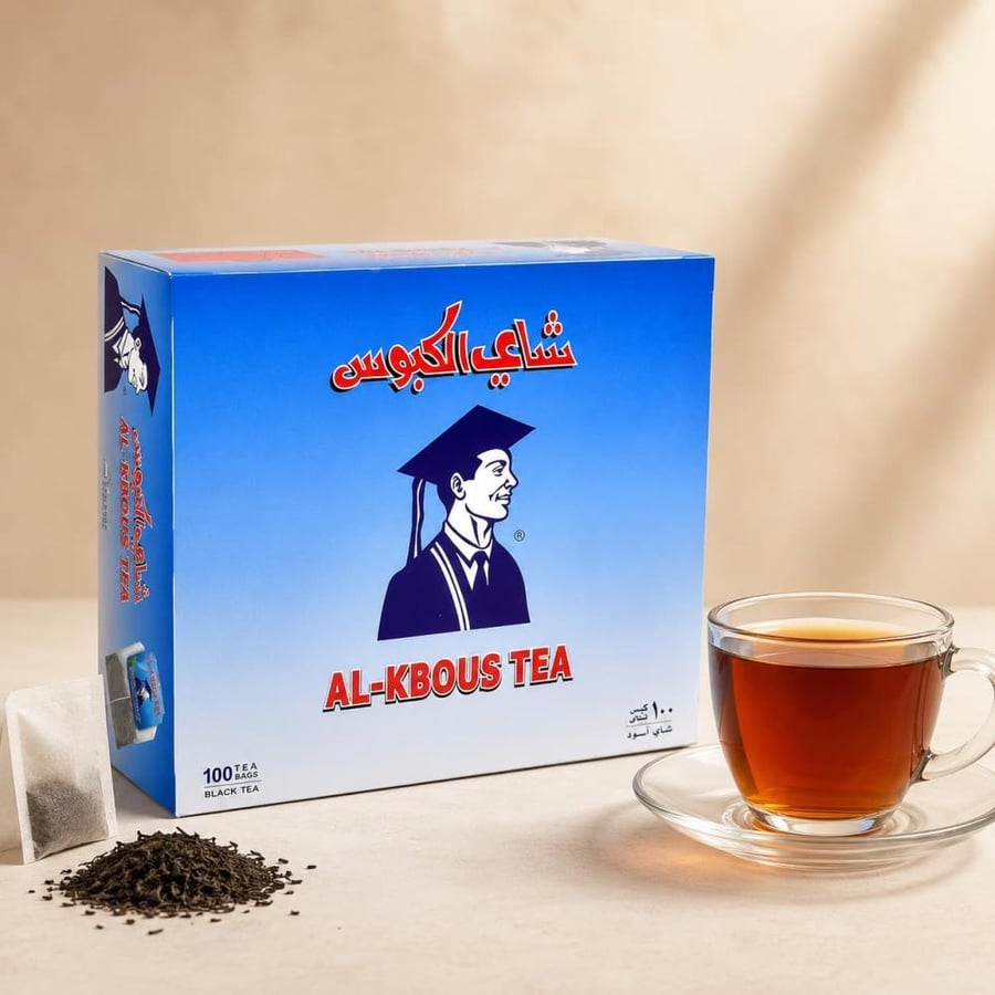 شاي الكبوس أسود 100 كيس بجانب كوب شاي ساخن