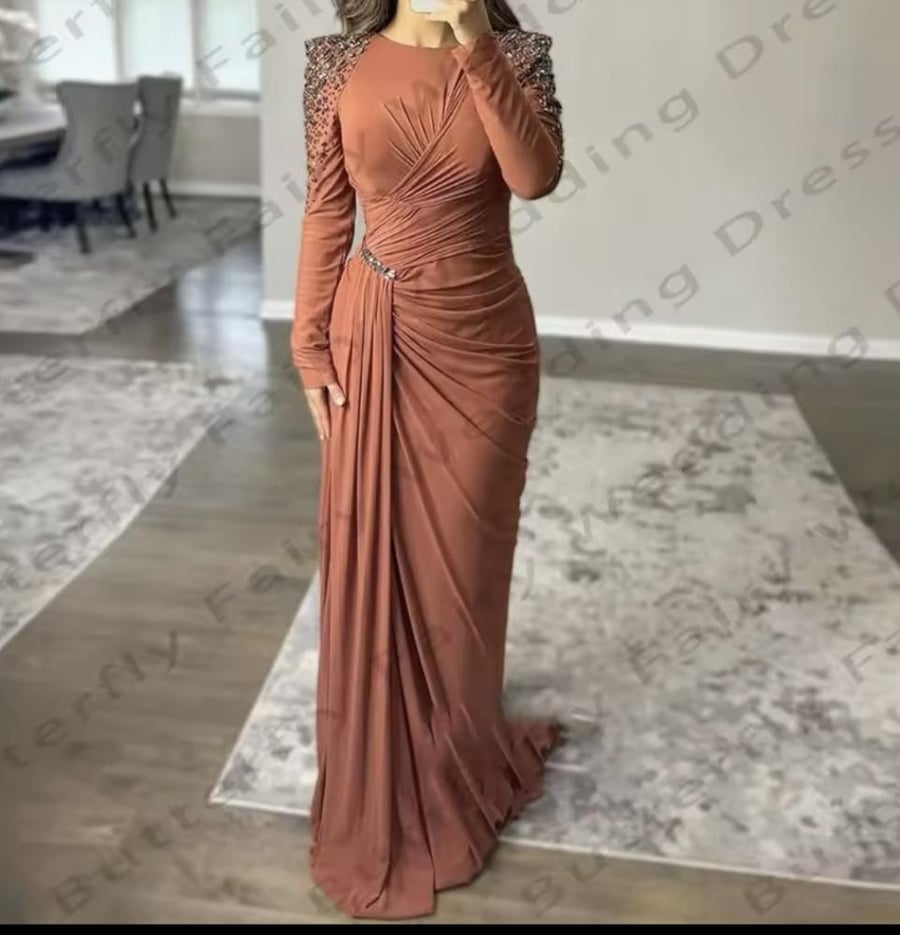 فستان حفلة بتطريز وتصميم مميز