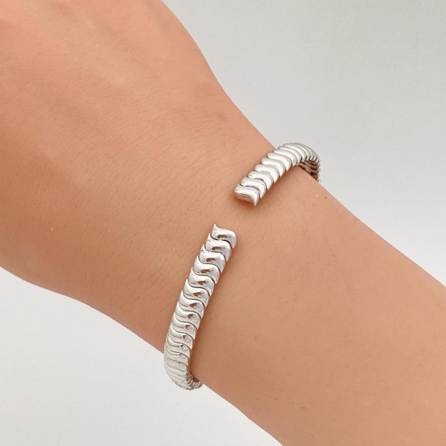اسواره ذهب عيار 18 الوزن 13.95 جرام
