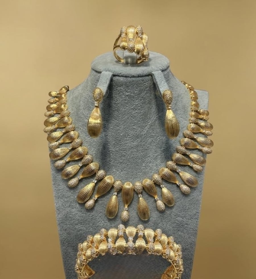 طقم سهرة ذهبي