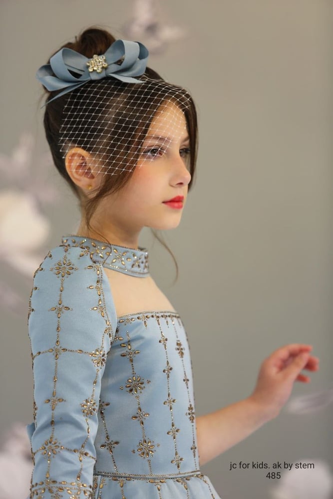 فستان الكرستالات مع شنطه واكسسوار شعر