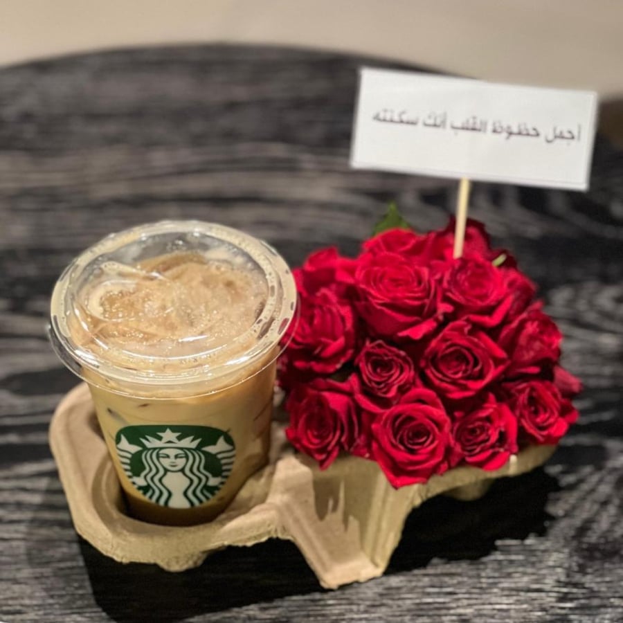قهوة من ستاربكس نوع القهوة اختياري منسقة مع بيبي روز أحمر طبيعي ورد و