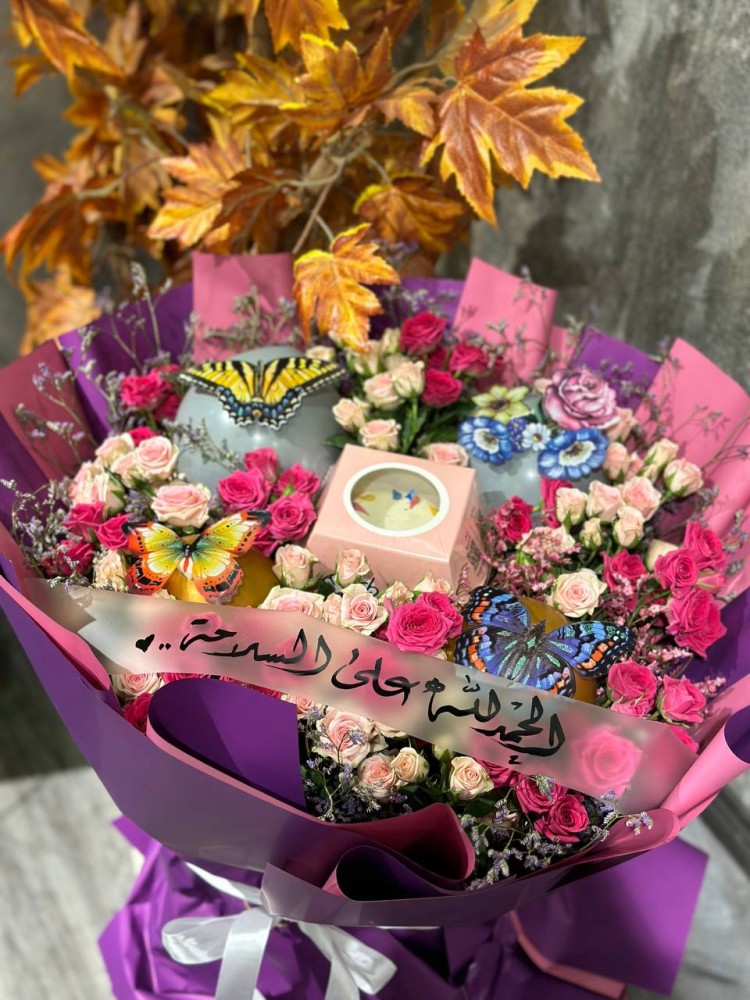لنش كيك من منش منسق داخل بوكيه ورد طبيعي ورد و الكيك الكوري توصيل هداي