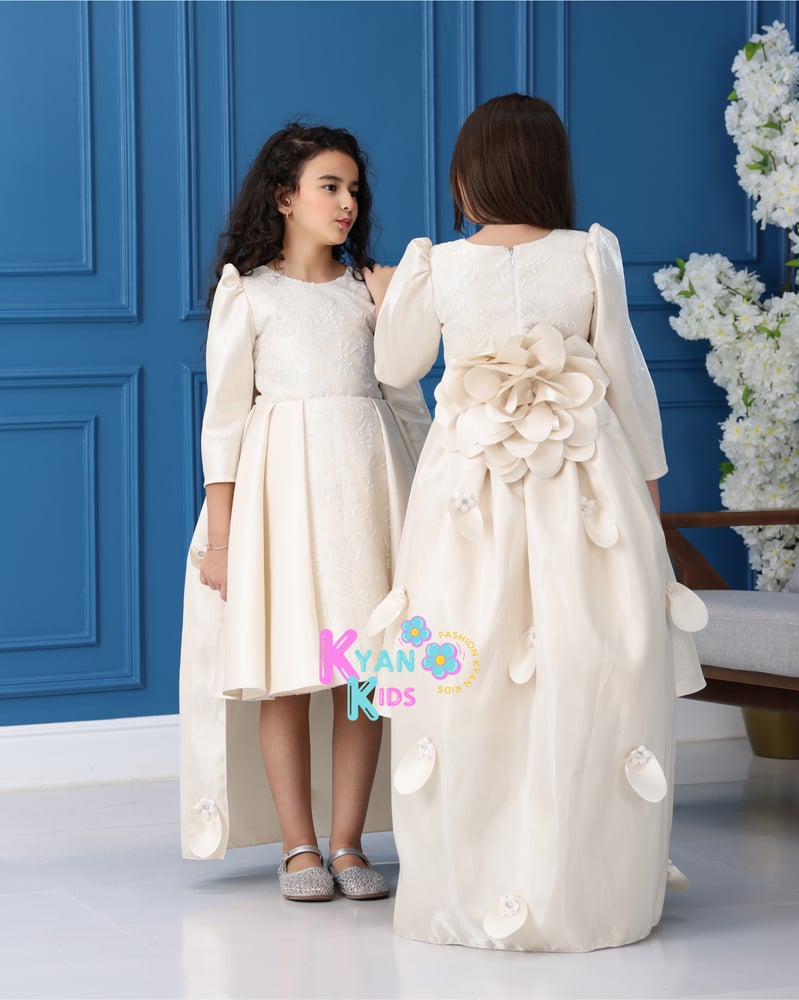 فستان سهرة بيج للبنات بتطريز ناعم وتصميم خلفي مزين بالورود.