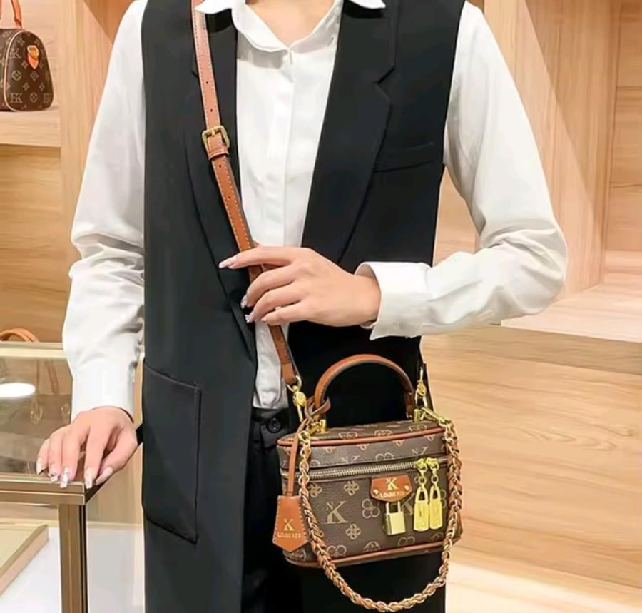 حقيبة يد من ماركة راقيه