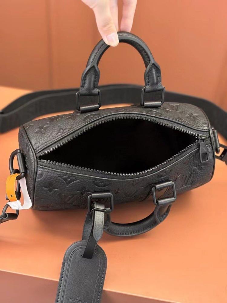 شنطة من ال في LV Bag