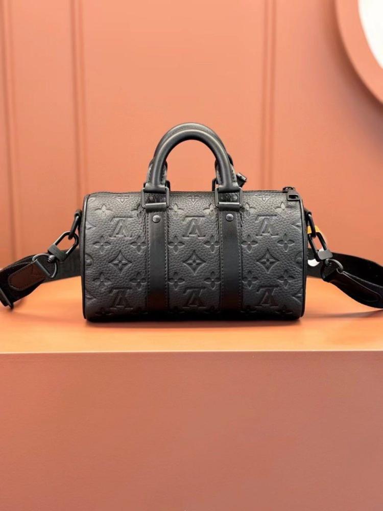 شنطة من ال في LV Bag